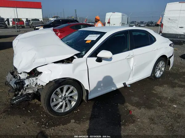 4T1R11AK9NU692930 2022 TOYOTA CAMRY - Image 2