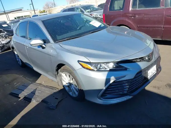 4T1R11AK9NU709967 2022 TOYOTA CAMRY - Image 1