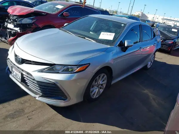 4T1R11AK9NU709967 2022 TOYOTA CAMRY - Image 2