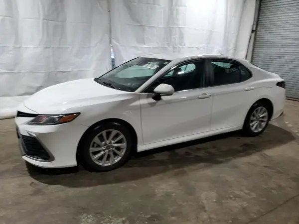 4T1R11AKXMU607673 2021 TOYOTA CAMRY - Image 1