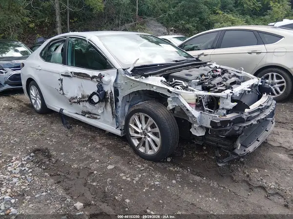 4T1R11AKXNU057585 2022 TOYOTA CAMRY - Image 1