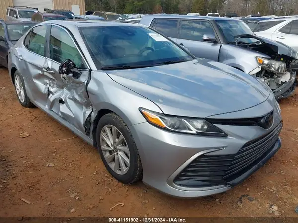 4T1R11AKXNU631120 2022 TOYOTA CAMRY - Image 1