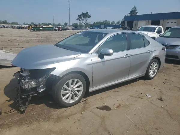 4T1R11AKXNU684707 2022 TOYOTA CAMRY - Image 1