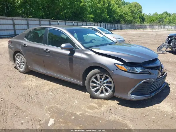 4T1R11AKXNU685727 2022 TOYOTA CAMRY - Image 1