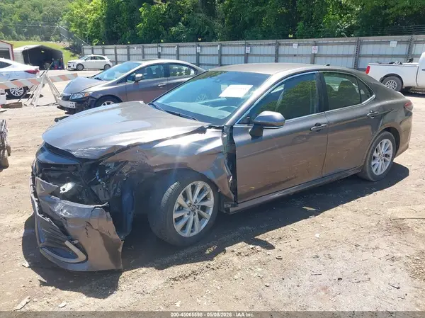 4T1R11AKXNU685727 2022 TOYOTA CAMRY - Image 2