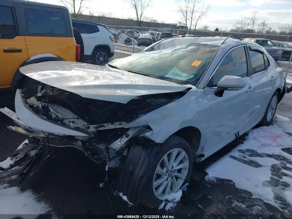 4T1R11BK0NU057268 2022 TOYOTA CAMRY - Image 2