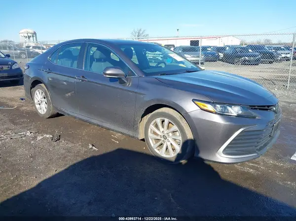 4T1R11BK0NU060865 2022 TOYOTA CAMRY - Image 1