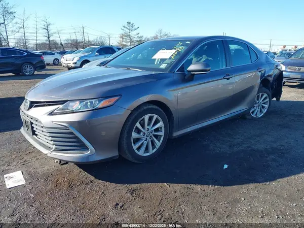 4T1R11BK0NU060865 2022 TOYOTA CAMRY - Image 2