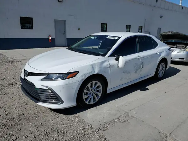 4T1R11BK0NU063975 2022 TOYOTA CAMRY - Image 1