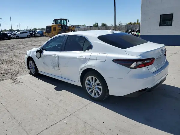 4T1R11BK0NU063975 2022 TOYOTA CAMRY - Image 2