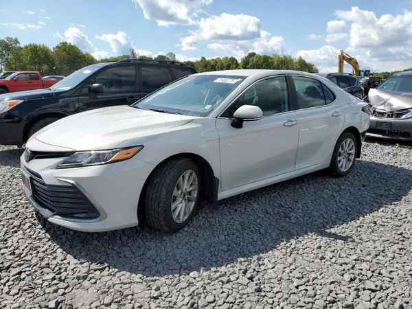 4T1R11BK5NU055998 2022 TOYOTA CAMRY - Image 1