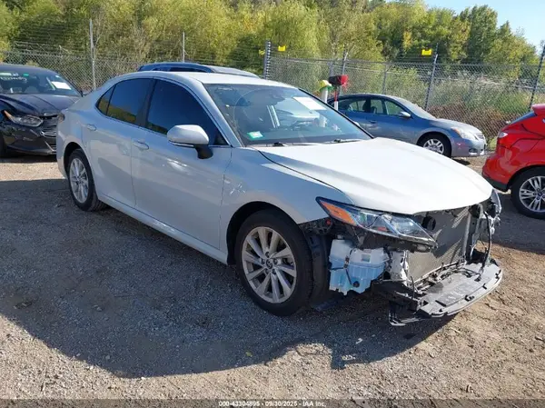 4T1R11BK7NU052911 2022 TOYOTA CAMRY - Image 1