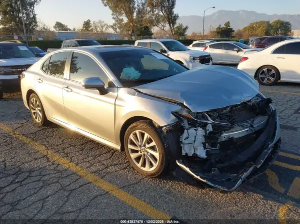 4T1R11BK8MU045304 2021 TOYOTA CAMRY - Image 1