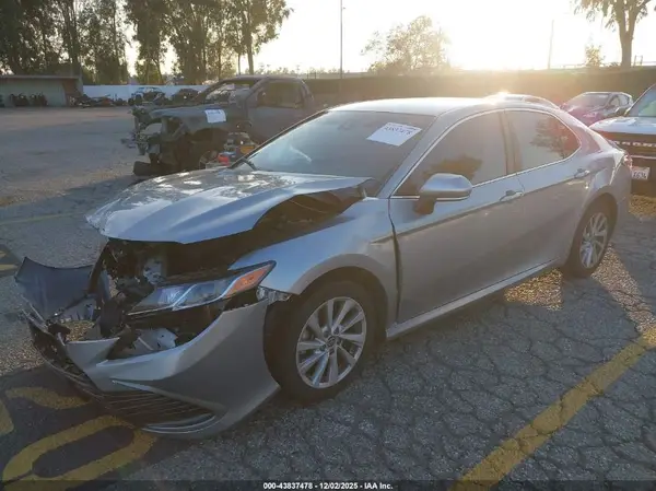 4T1R11BK8MU045304 2021 TOYOTA CAMRY - Image 2