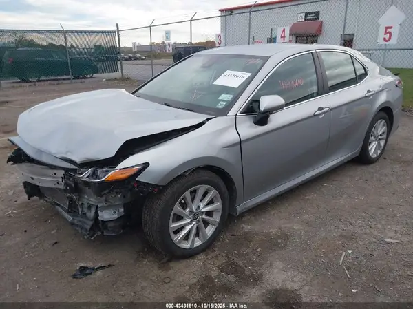 4T1R11BK9NU067765 2022 TOYOTA CAMRY - Image 2