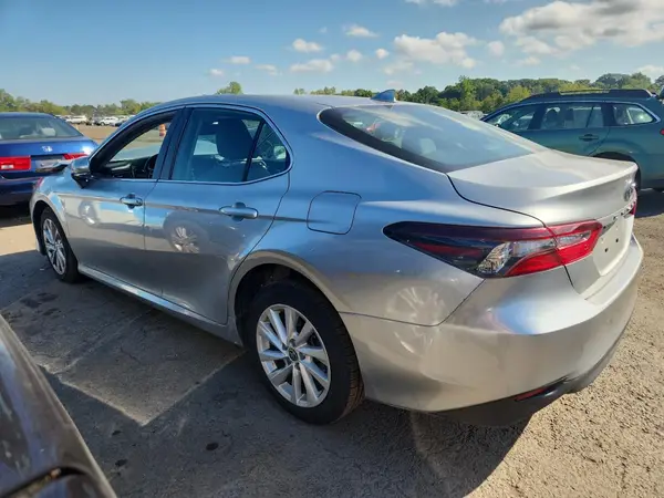 4T1R11BK9NU069872 2022 TOYOTA CAMRY - Image 2