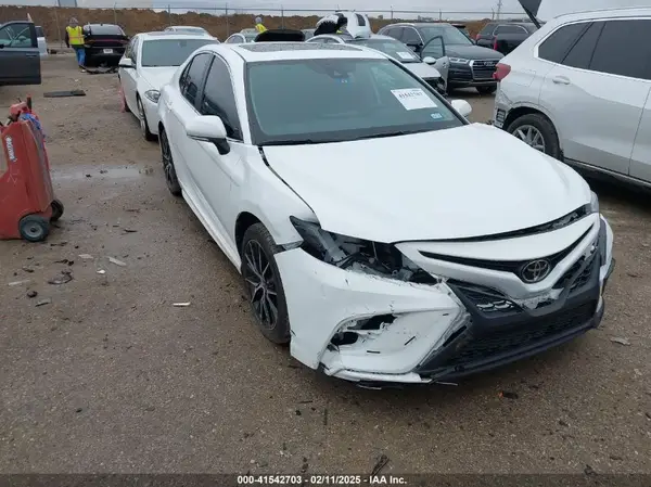 4T1S11AK0NU660076 2022 TOYOTA CAMRY - Image 1
