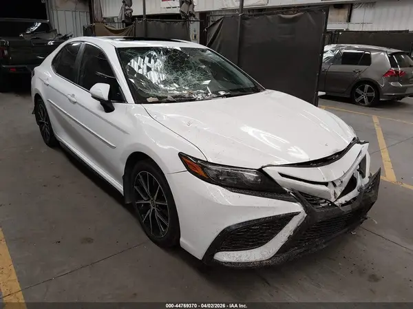 4T1S11AK2MU498076 2021 TOYOTA CAMRY - Image 1