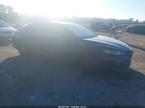 4T1S11AK2NU683150 2022 TOYOTA CAMRY - Image 1