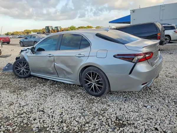 4T1S11AK2NU685822 2022 TOYOTA CAMRY - Image 2