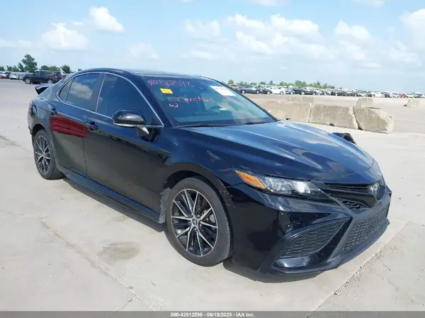 4T1S11AK7MU561222 2021 TOYOTA CAMRY - Image 1