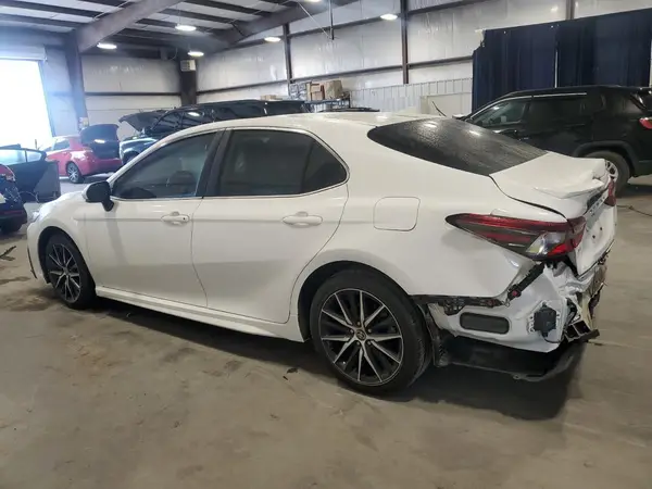 4T1S11AK7NU662715 2022 TOYOTA CAMRY - Image 2
