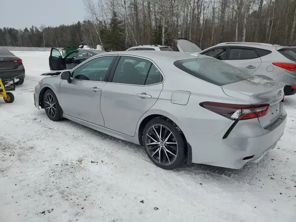 4T1S11AK7NU682625 2022 TOYOTA CAMRY - Image 2