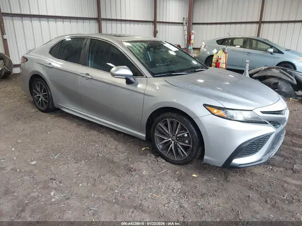 4T1S11AK7NU683578 2022 TOYOTA CAMRY - Image 1