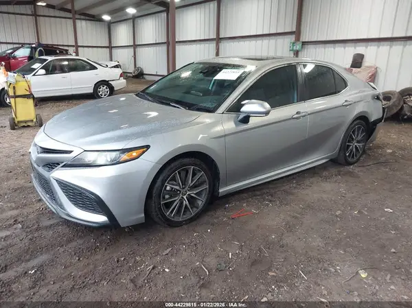 4T1S11AK7NU683578 2022 TOYOTA CAMRY - Image 2