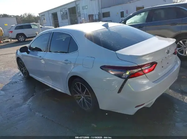 4T1S11AK9NU034087 2022 TOYOTA CAMRY - Image 1