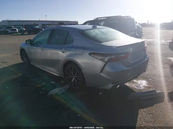 4T1S11AK9NU684084 2022 TOYOTA CAMRY - Image 2