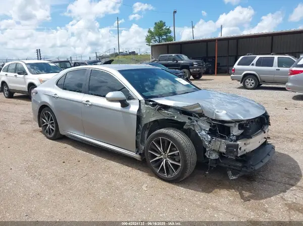 4T1T11AK0MU425521 2021 TOYOTA CAMRY - Image 1