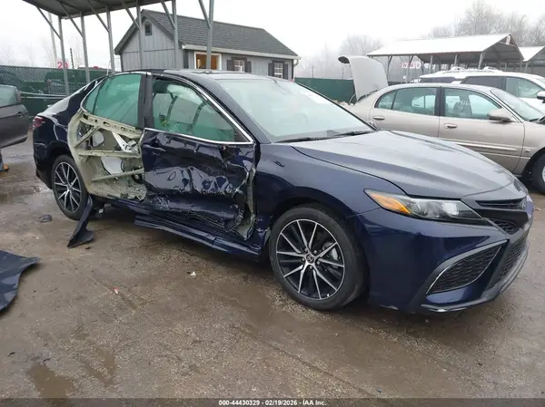 4T1T11AK0MU538725 2021 TOYOTA CAMRY - Image 1