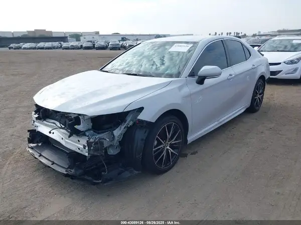 4T1T11AK0NU034404 2022 TOYOTA CAMRY - Image 2