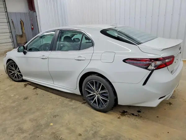 4T1T11AK0NU042938 2022 TOYOTA CAMRY - Image 2