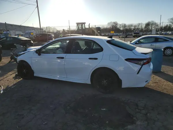 4T1T11AK0NU071176 2022 TOYOTA CAMRY - Image 2