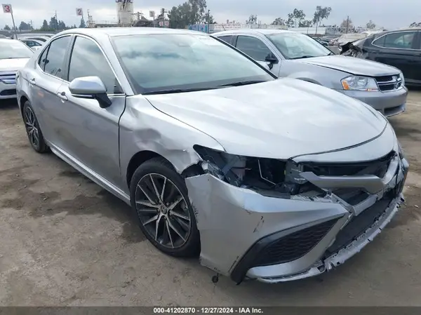 4T1T11AK0NU621220 2022 TOYOTA CAMRY - Image 1