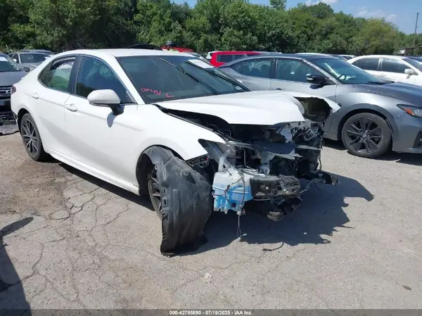4T1T11AK0NU626532 2022 TOYOTA CAMRY - Image 1
