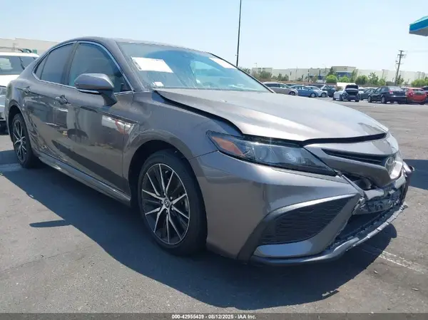 4T1T11AK0NU680669 2022 TOYOTA CAMRY - Image 1