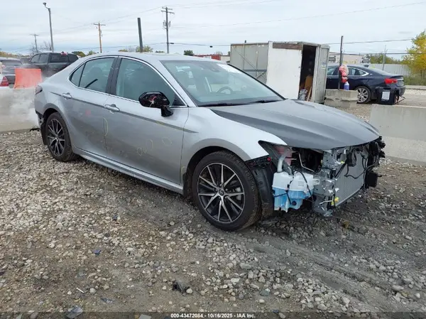 4T1T11AK0PU794318 2023 TOYOTA CAMRY - Image 1