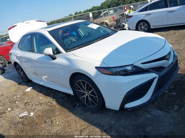 4T1T11AK1MU557395 2021 TOYOTA CAMRY - Image 1