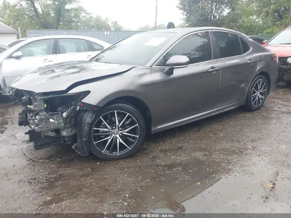 4T1T11AK1NU042933 2022 TOYOTA CAMRY - Image 2