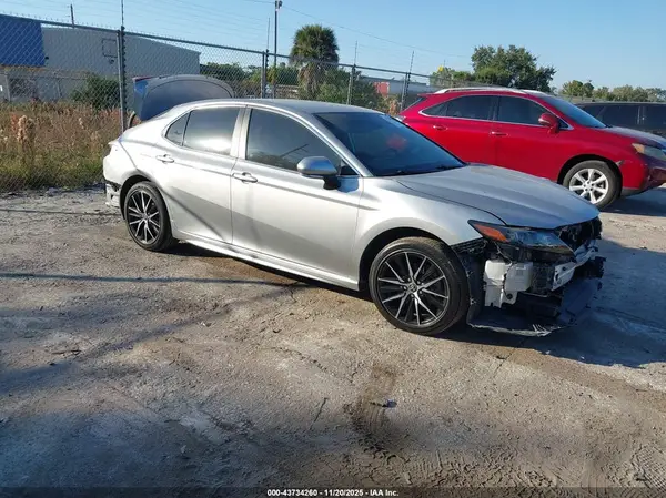 4T1T11AK1NU621114 2022 TOYOTA CAMRY - Image 1