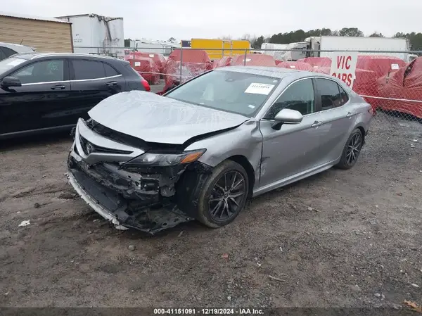 4T1T11AK1NU643629 2022 TOYOTA CAMRY - Image 2