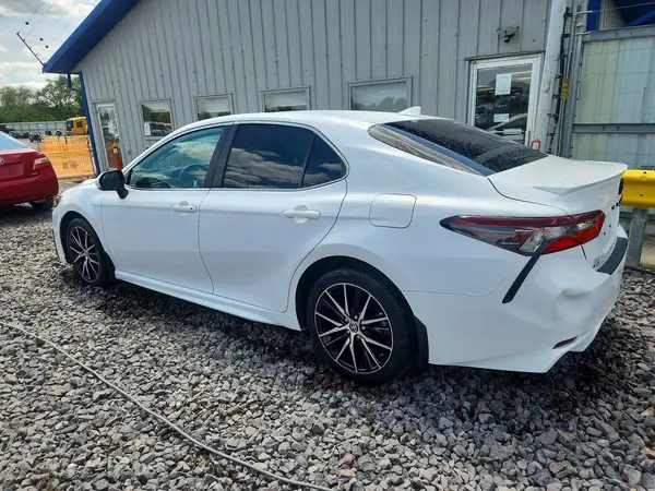 4T1T11AK1NU677473 2022 TOYOTA CAMRY - Image 2