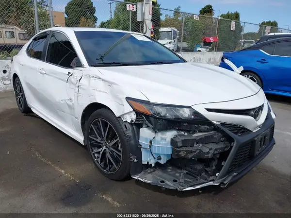 4T1T11AK1NU700489 2022 TOYOTA CAMRY - Image 1