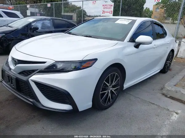 4T1T11AK1NU700489 2022 TOYOTA CAMRY - Image 2