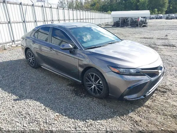 4T1T11AK1NU709676 2022 TOYOTA CAMRY - Image 1