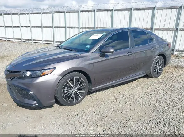4T1T11AK1NU709676 2022 TOYOTA CAMRY - Image 2