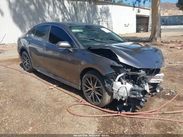 4T1T11AK2NU042715 2022 TOYOTA CAMRY - Image 1